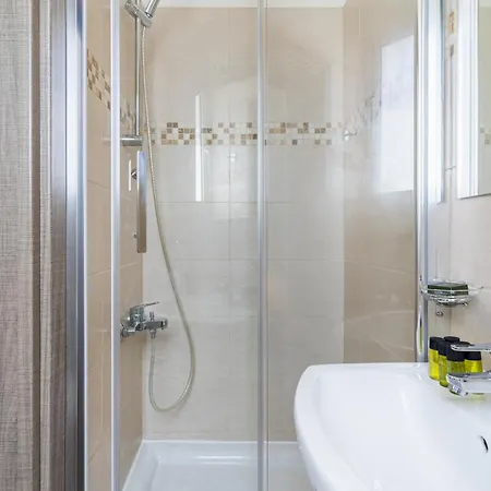 Stylish 2br Near & Center Apartman *