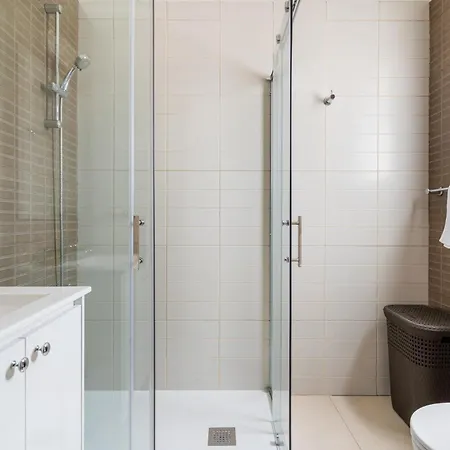 Stylish 2br Near & Center Apartman *